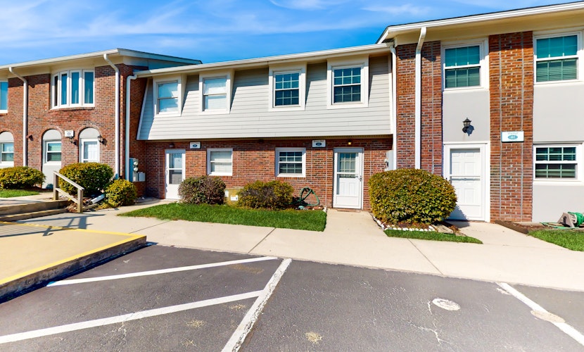 Charming beach condo with seasonal pool & washer/dryer - steps from the ocean