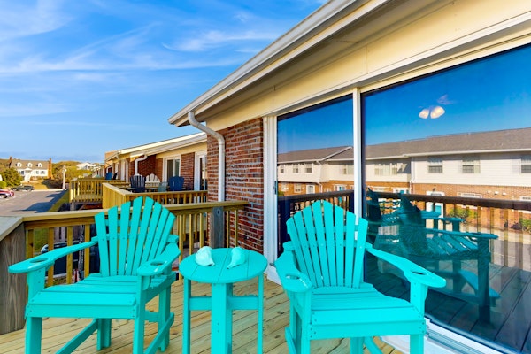 Charming beach condo with seasonal pool & washer/dryer - steps from the ocean