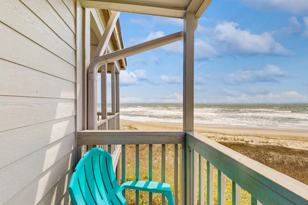 3rd-Floor Condo in Direct Oceanfront Location with Panoramic Views & Free WiFi