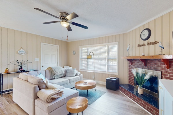 Ocean Breeze: Coastal home with patio, close to beach and local attractions