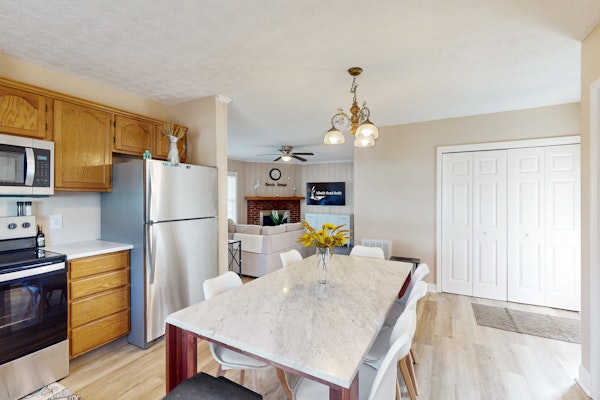 Ocean Breeze: Coastal home with patio, close to beach and local attractions