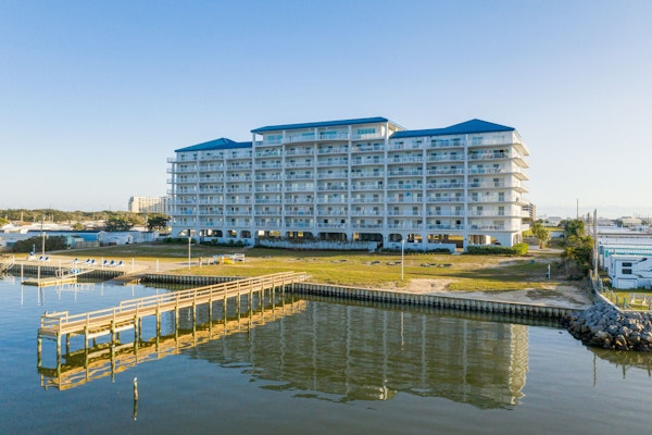 Waterfront condo with shared pool, gym & game room, close to everything