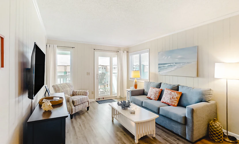 Third-Floor Condo Overlooking the Courtyard w/Ocean Views, Shared Outdoor Pool