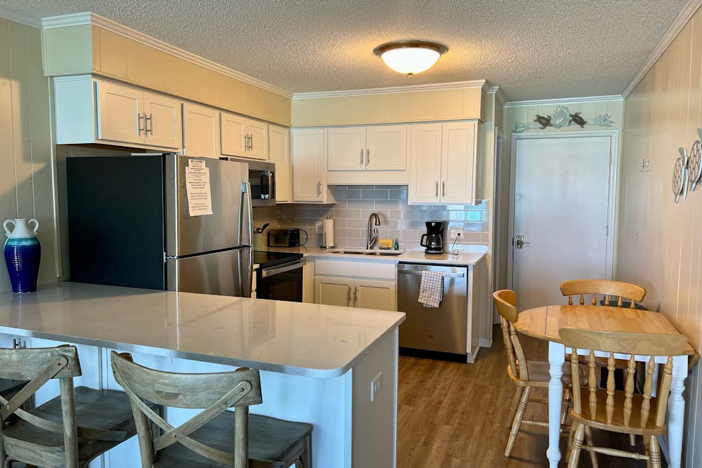 Third-Floor Condo Overlooking the Courtyard w/Ocean Views, Shared Outdoor Pool