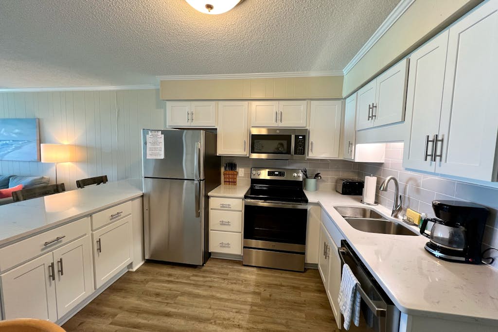 Third-Floor Condo Overlooking the Courtyard w/Ocean Views, Shared Outdoor Pool