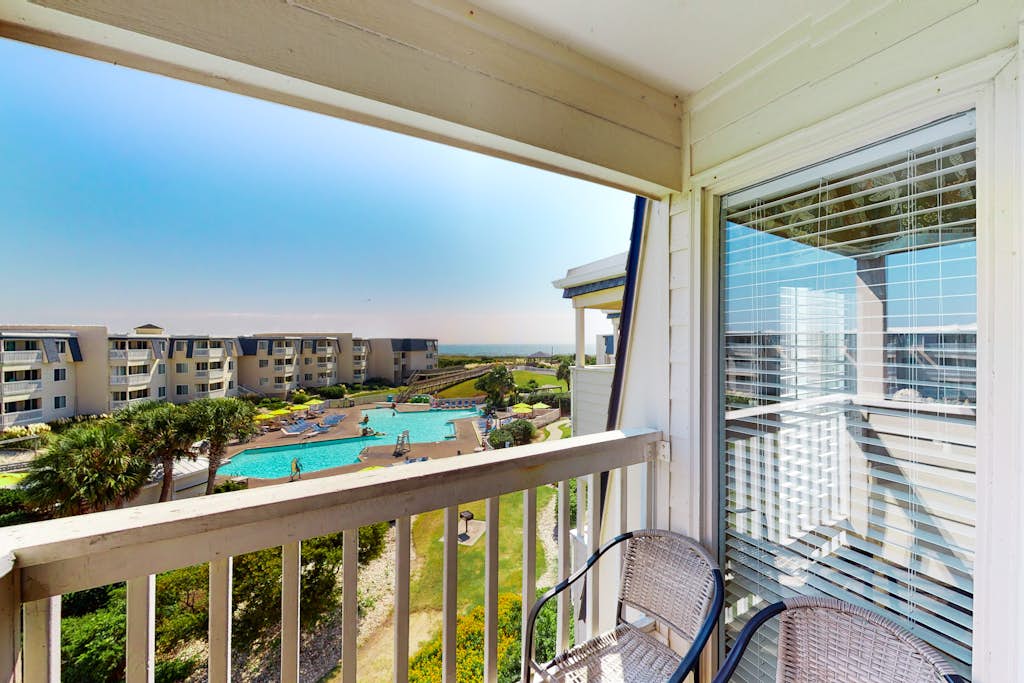 3rd-Floor Condo Overlooking Courtyard w/Beach Views, WiFi, Shared Pools/Hot Tub