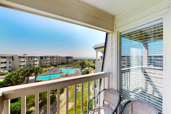 3rd-Floor Condo Overlooking Courtyard w/Beach Views, WiFi, Shared Pools/Hot Tub