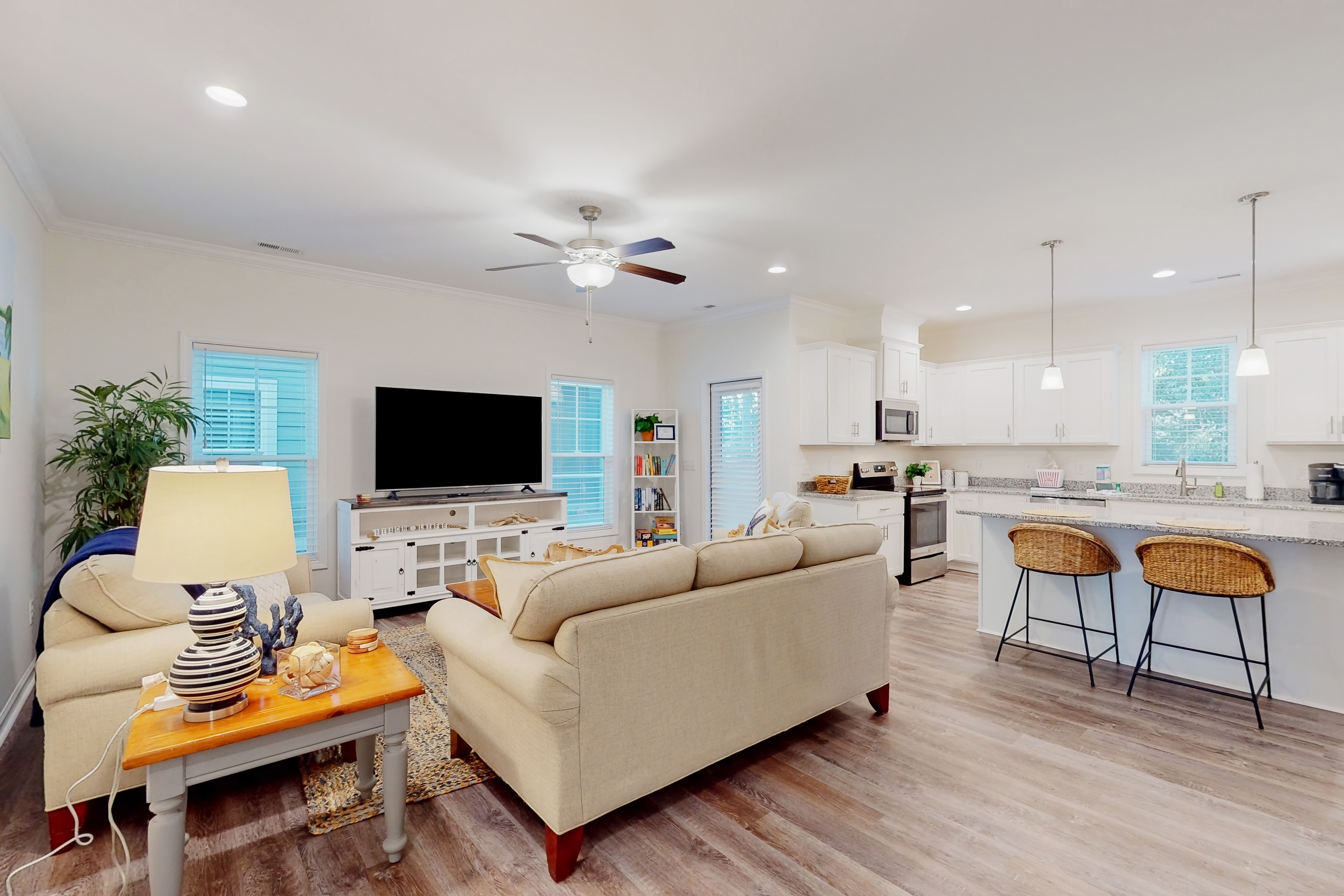 2023 townhome with private deck, seasonal pool access, & community dock