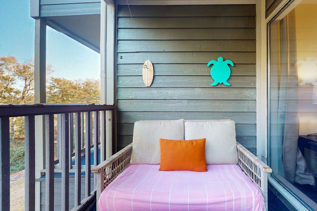 Charming condo by the beach with pool, tennis courts