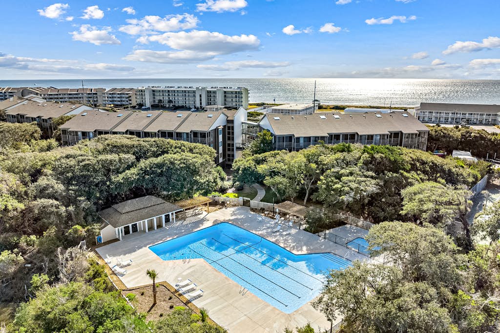 Charming condo by the beach with pool, tennis courts