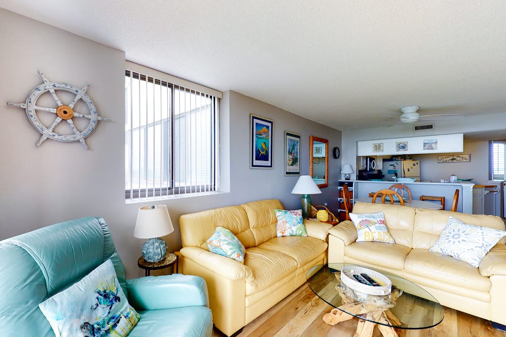 4th-Floor oceanfront condo with amazing view, WiFi & shared pools/hot tub/gym