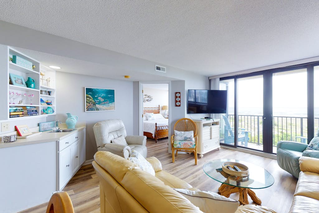 4th-Floor oceanfront condo with amazing view, WiFi & shared pools/hot tub/gym