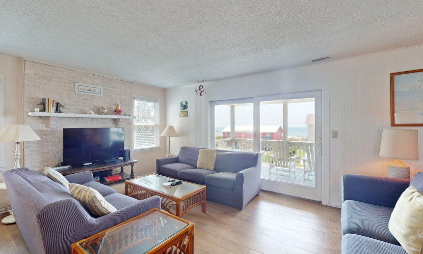 Charming coastal dog friendly apartment near the beach