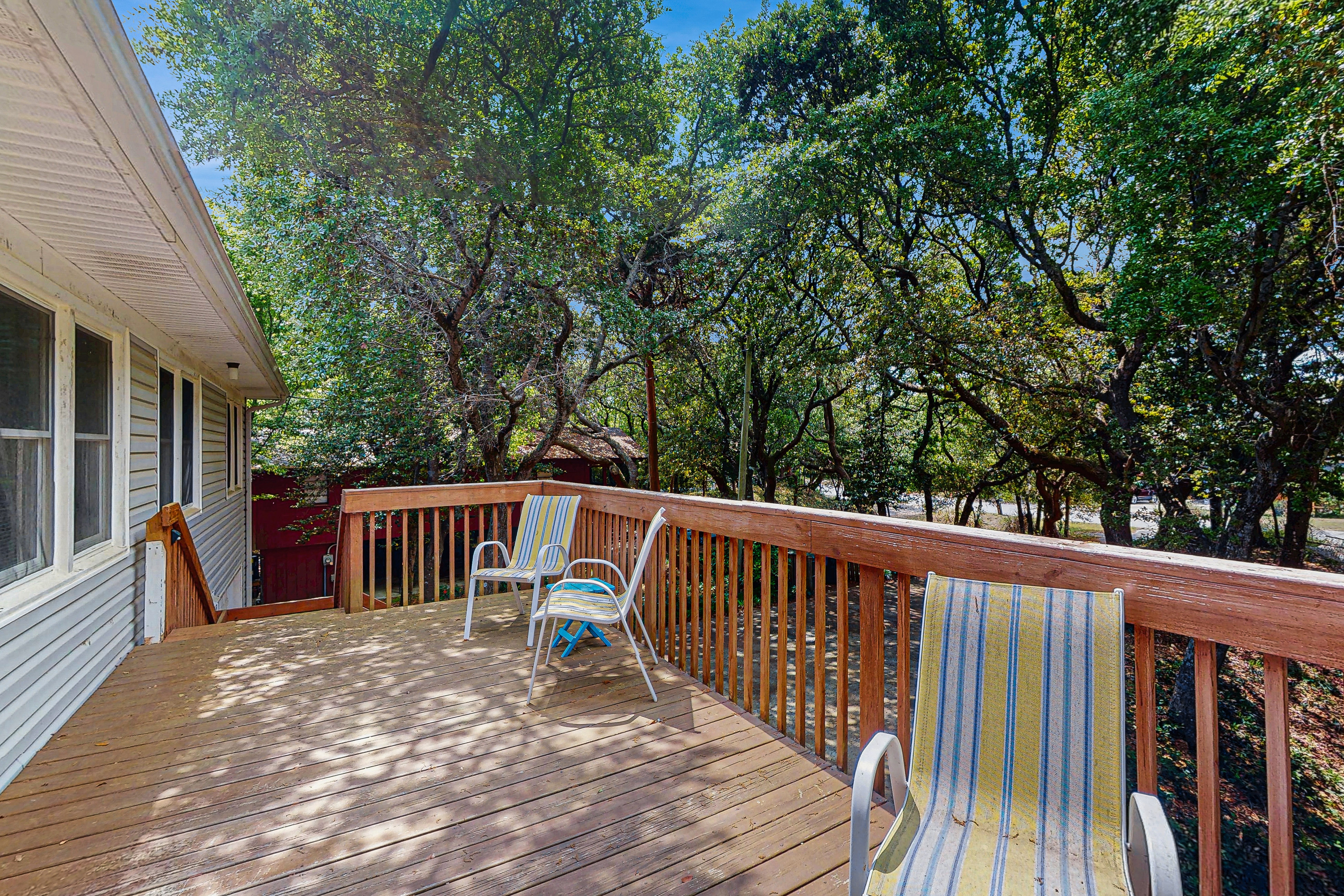 Perfect 3BR Getaway with Central A/C, Full Kitchen and Relaxing Balcony