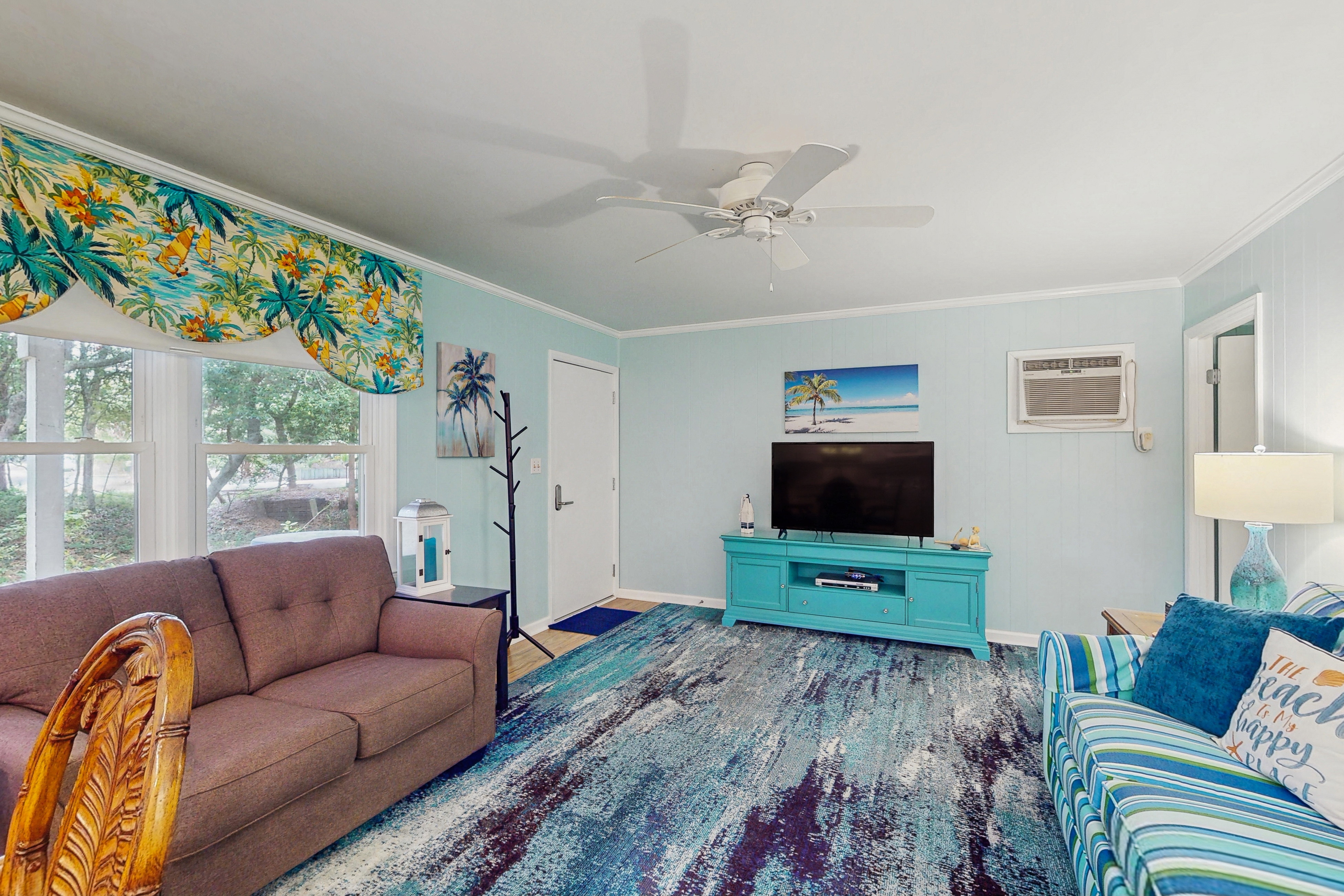 Perfect 2BR Getaway with partial A/C, Full Kitchen and Relaxing Patio
