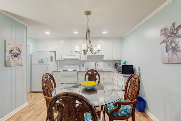 Perfect 2BR Getaway with partial A/C, Full Kitchen and Relaxing Patio