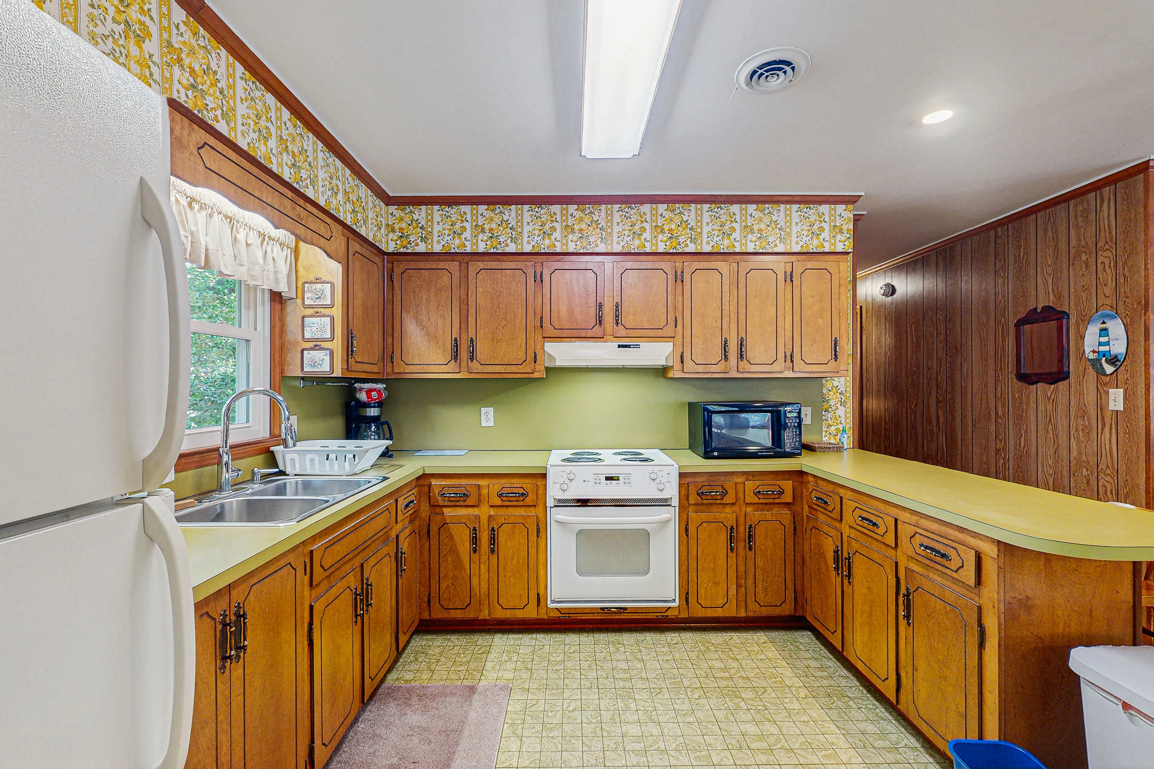 Perfect 5BR Getaway with Central A/C, Full Kitchen and Relaxing Balcony