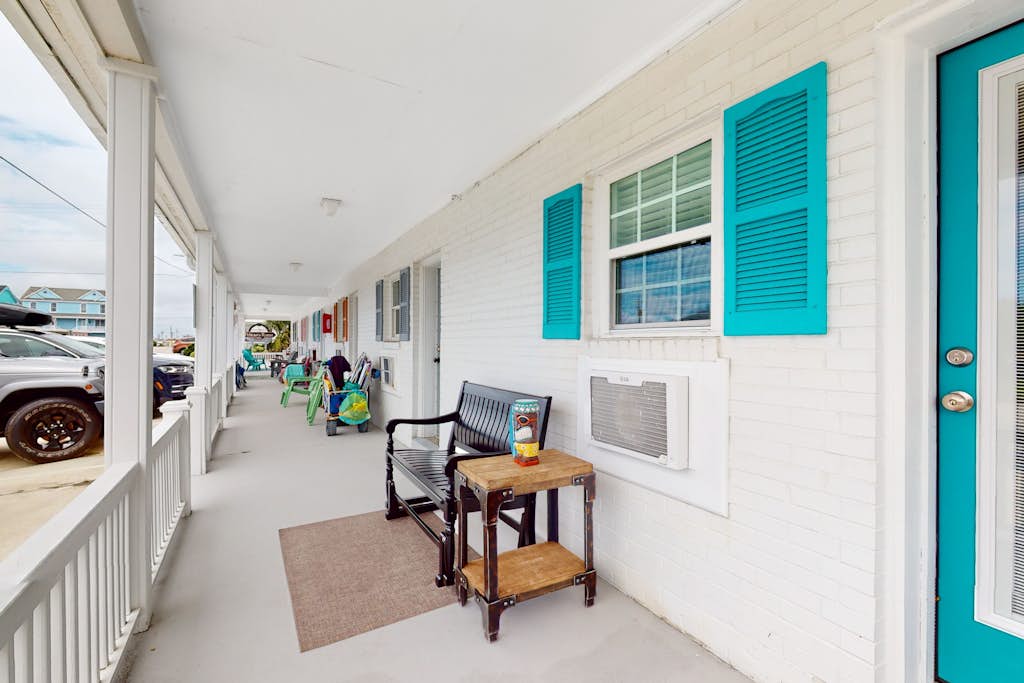Polay-Polay | Condo 1 block from Atlantic Beach with pool, gazebo & rec room