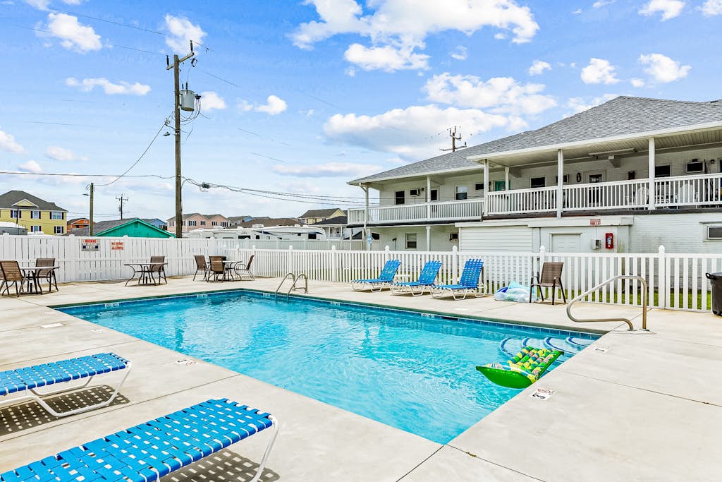 Polay-Polay | Condo 1 block from Atlantic Beach with pool, gazebo & rec room