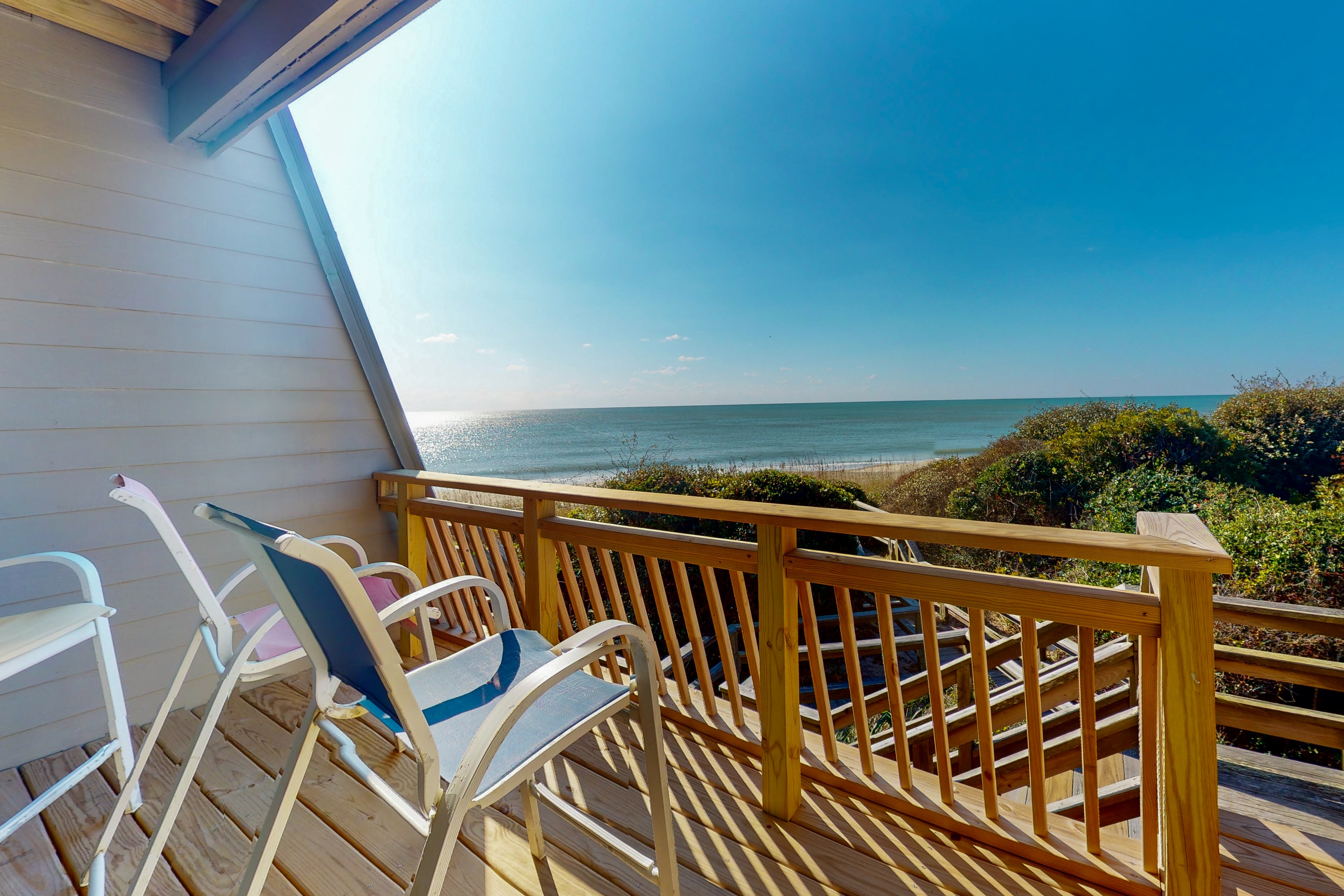 Multi-level, oceanfront condo with WiFi, W/D, & community pool/tennis courts