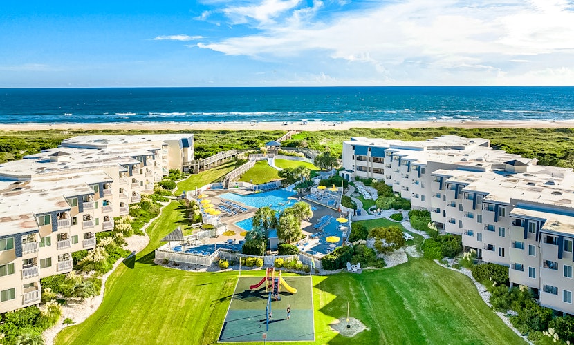 2nd-floor condo with beach access, in/outdoor pools, hot tub, sports courts, AC
