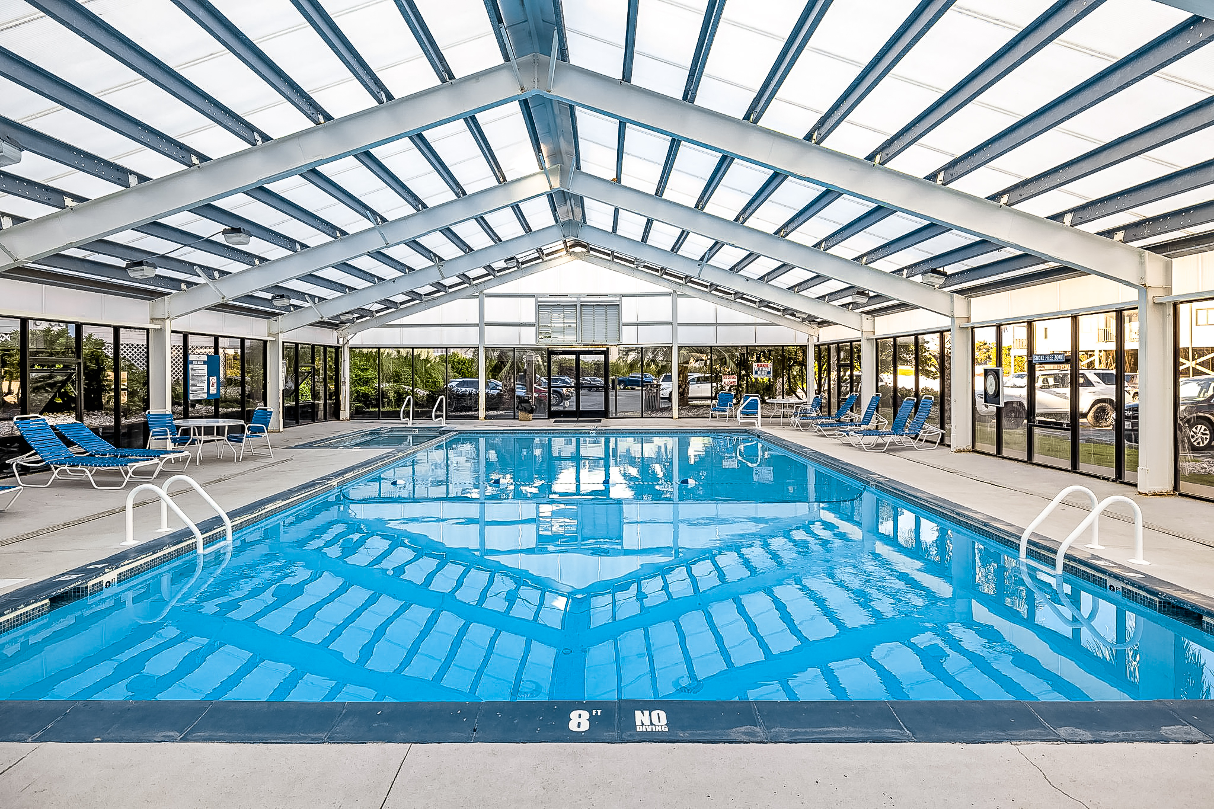 2nd-floor condo with beach access, in/outdoor pools, hot tub, sports courts, AC