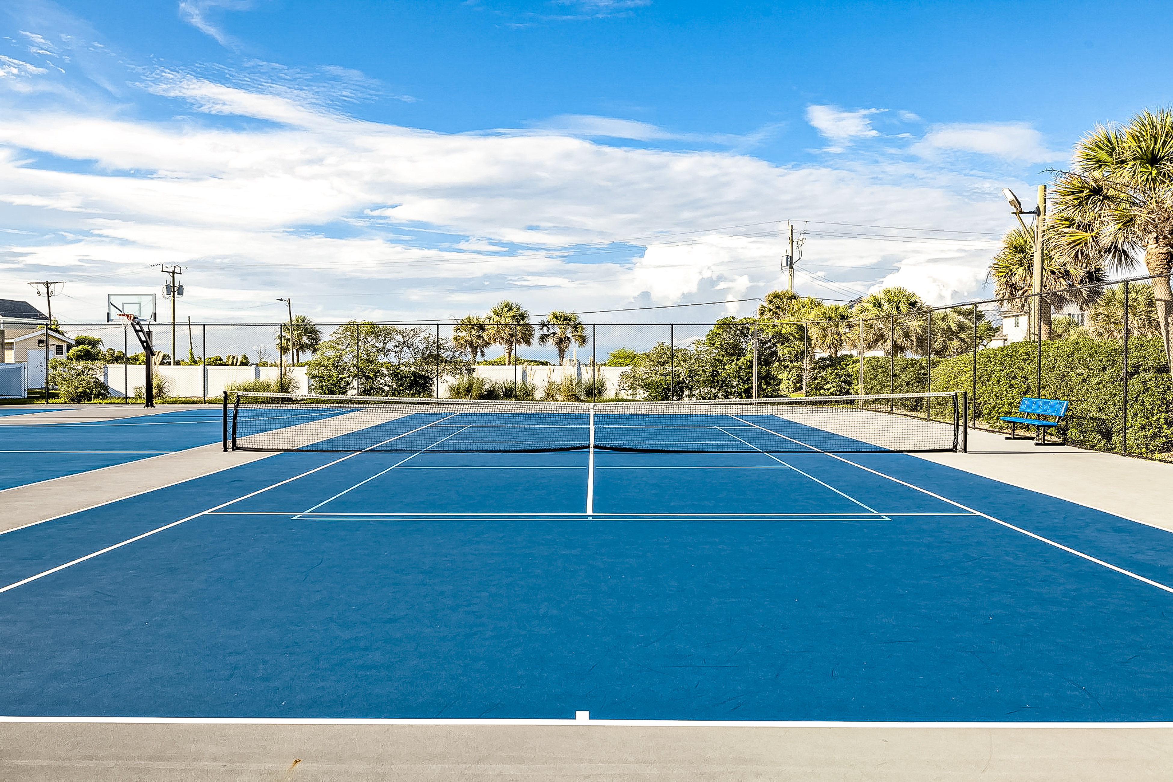 2nd-floor condo with beach access, in/outdoor pools, hot tub, sports courts, AC