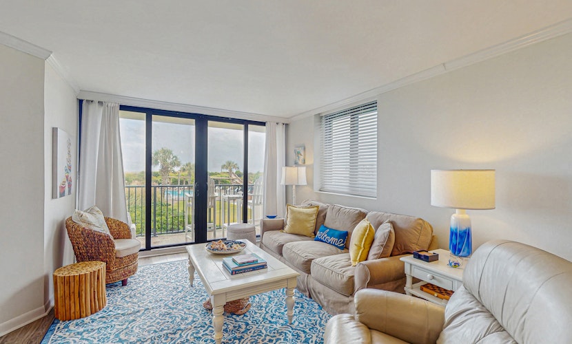 Stunning first floor condo with shared pool and tennis courts | beach access