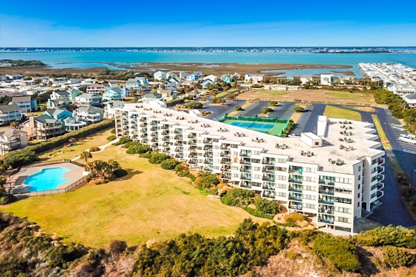 Stunning first floor condo with shared pool and tennis courts | beach access