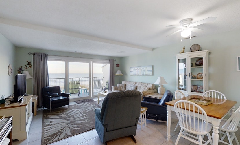 Oceanfront, 2nd-Floor Condo with Great Ocean View, Balcony, WiFi & Shared Pool