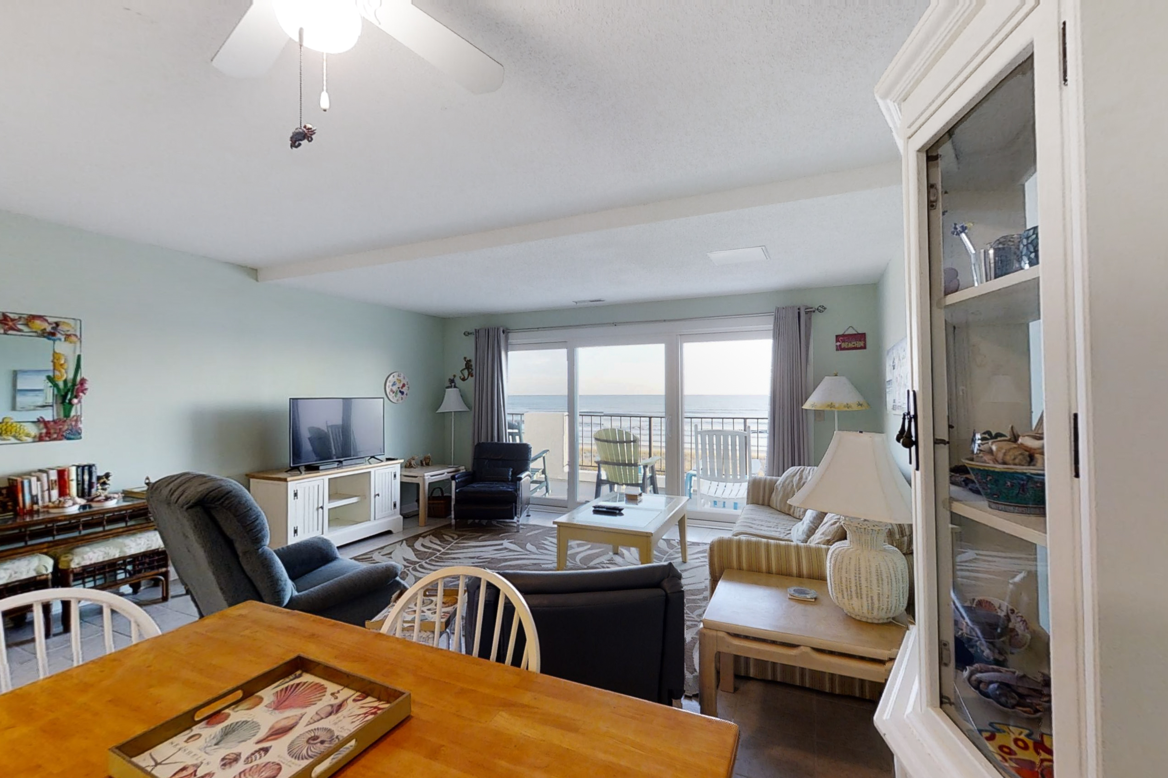 Oceanfront, 2nd-Floor Condo with Great Ocean View, Balcony, WiFi & Shared Pool