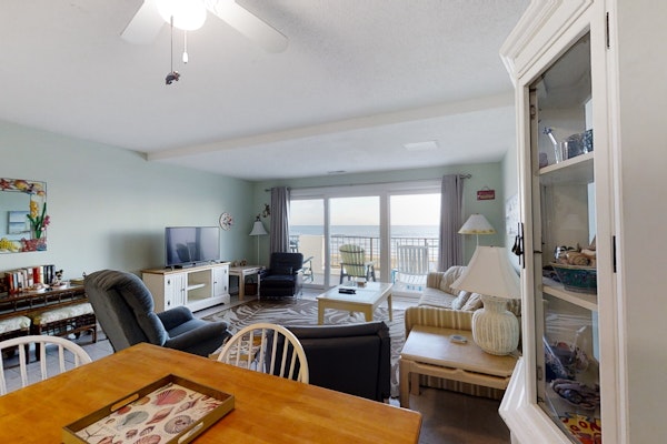 Oceanfront, 2nd-Floor Condo with Great Ocean View, Balcony, WiFi & Shared Pool
