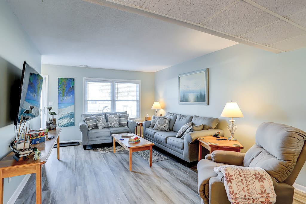 Almost Heaven: Dog-friendly corner townhome with deck & patio