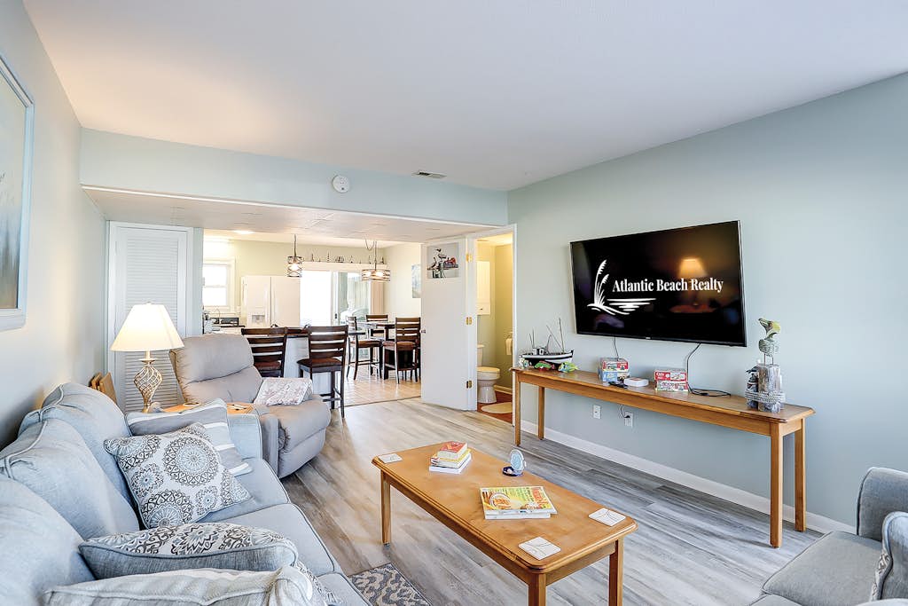 Almost Heaven: Dog-friendly corner townhome with deck & patio