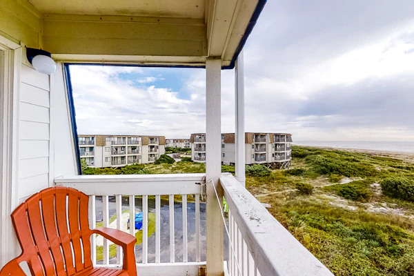3rd-Floor Home in Oceanfront Complex w/Shared Pool & Hot Tub, Balcony, WiFi