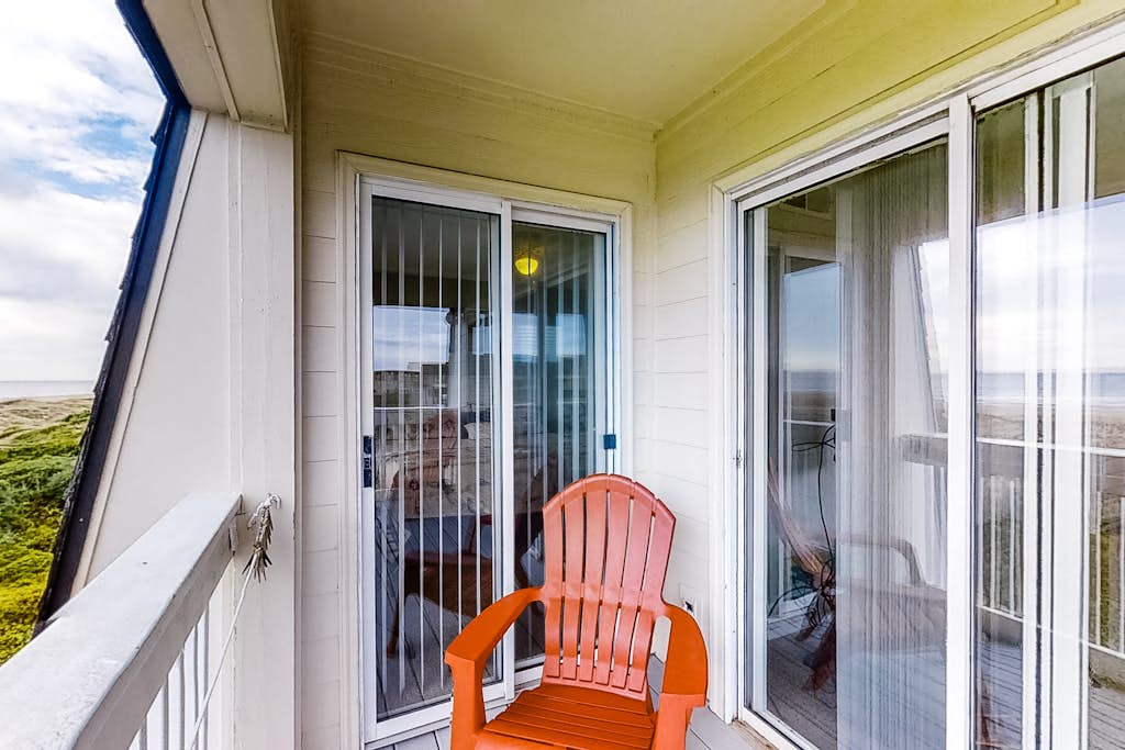 3rd-Floor Home in Oceanfront Complex w/Shared Pool & Hot Tub, Balcony, WiFi