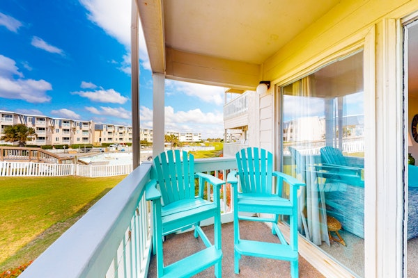 First-floor condo overlooking the courtyard with shared pools/hot tub/tennis