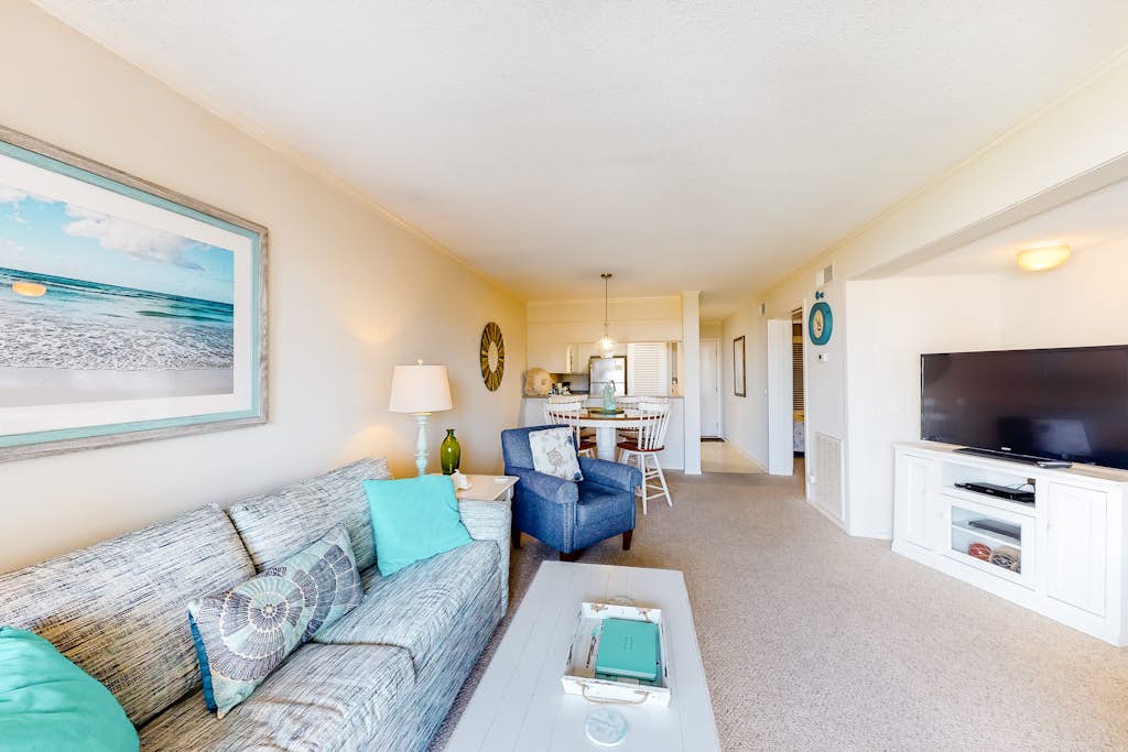 First-floor condo overlooking the courtyard with shared pools/hot tub/tennis