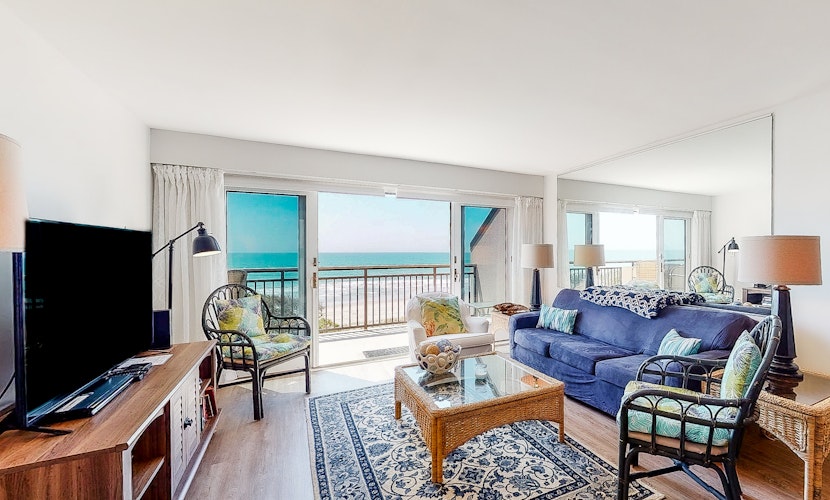Beautiful 3rd-Floor Oceanfront Condow/Private Balcony & Shared Outdoor Pool