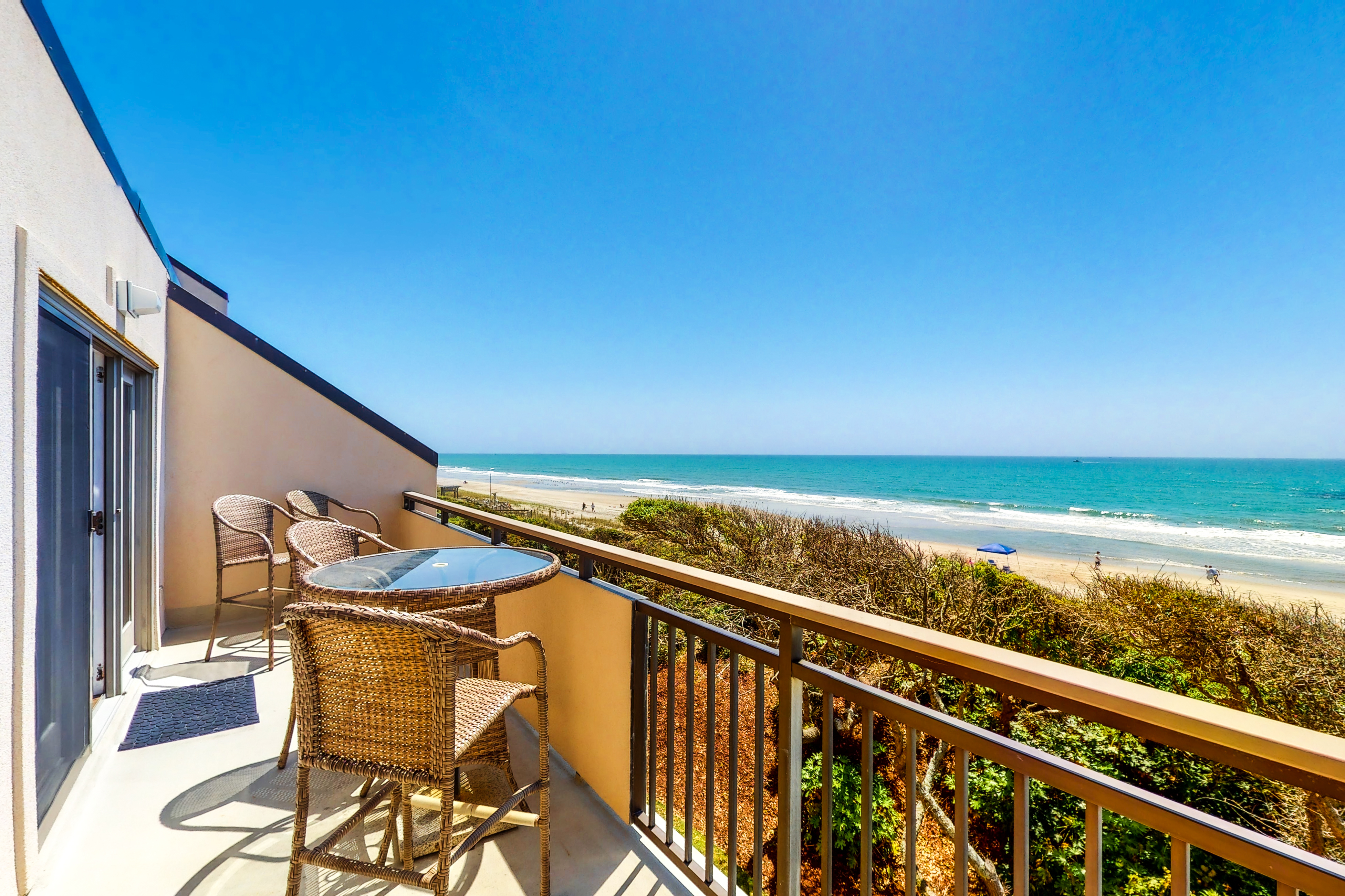 Beautiful 3rd-Floor Oceanfront Condow/Private Balcony & Shared Outdoor Pool