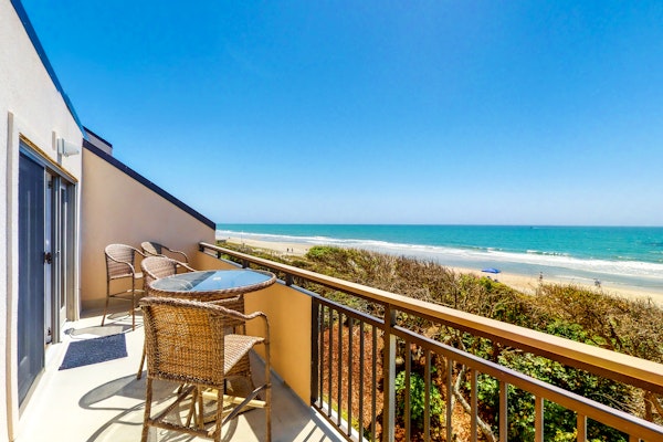 Beautiful 3rd-Floor Oceanfront Condow/Private Balcony & Shared Outdoor Pool