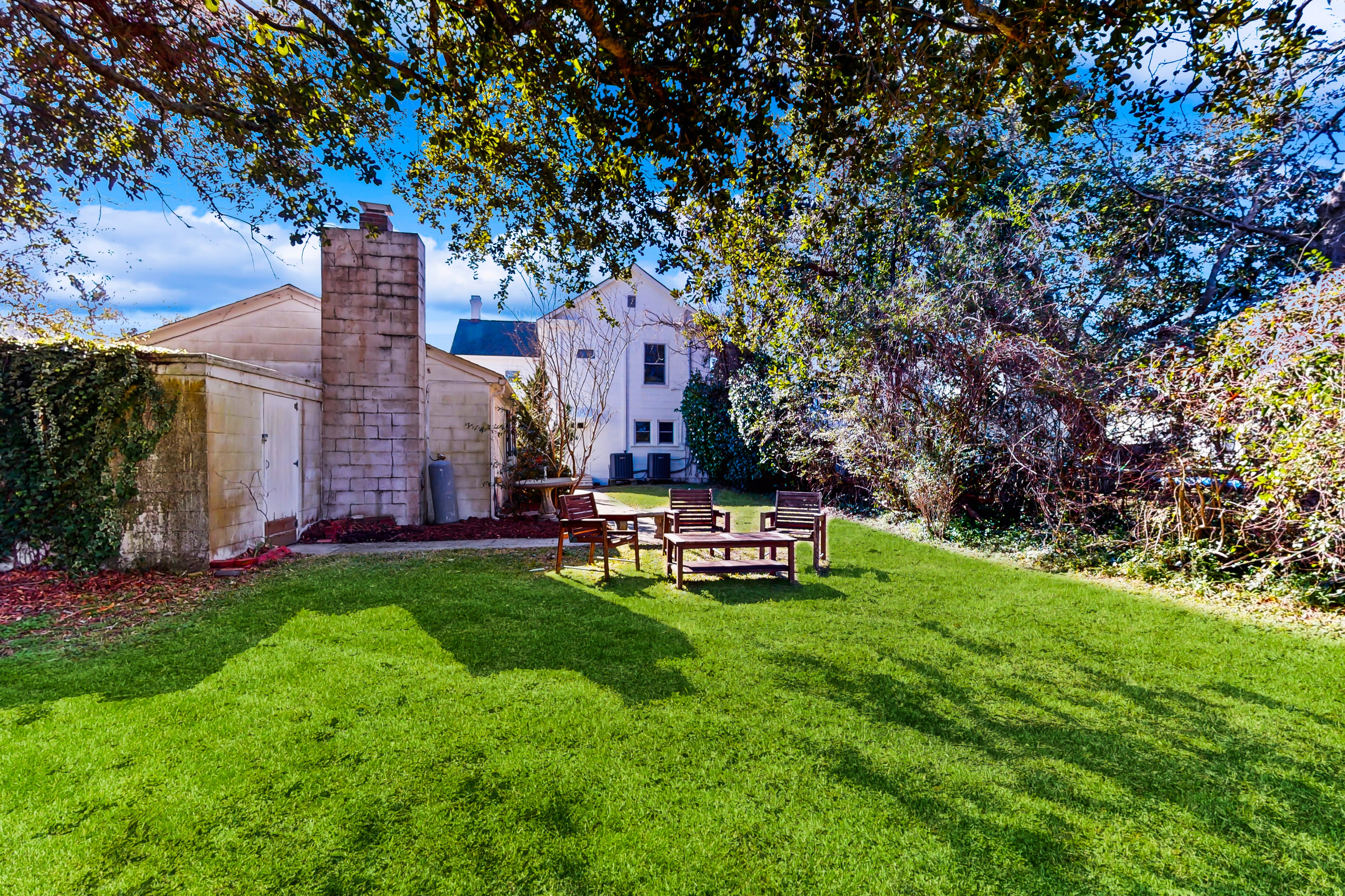 Historic downtown home with porch, backyard & prime location - dog-friendly