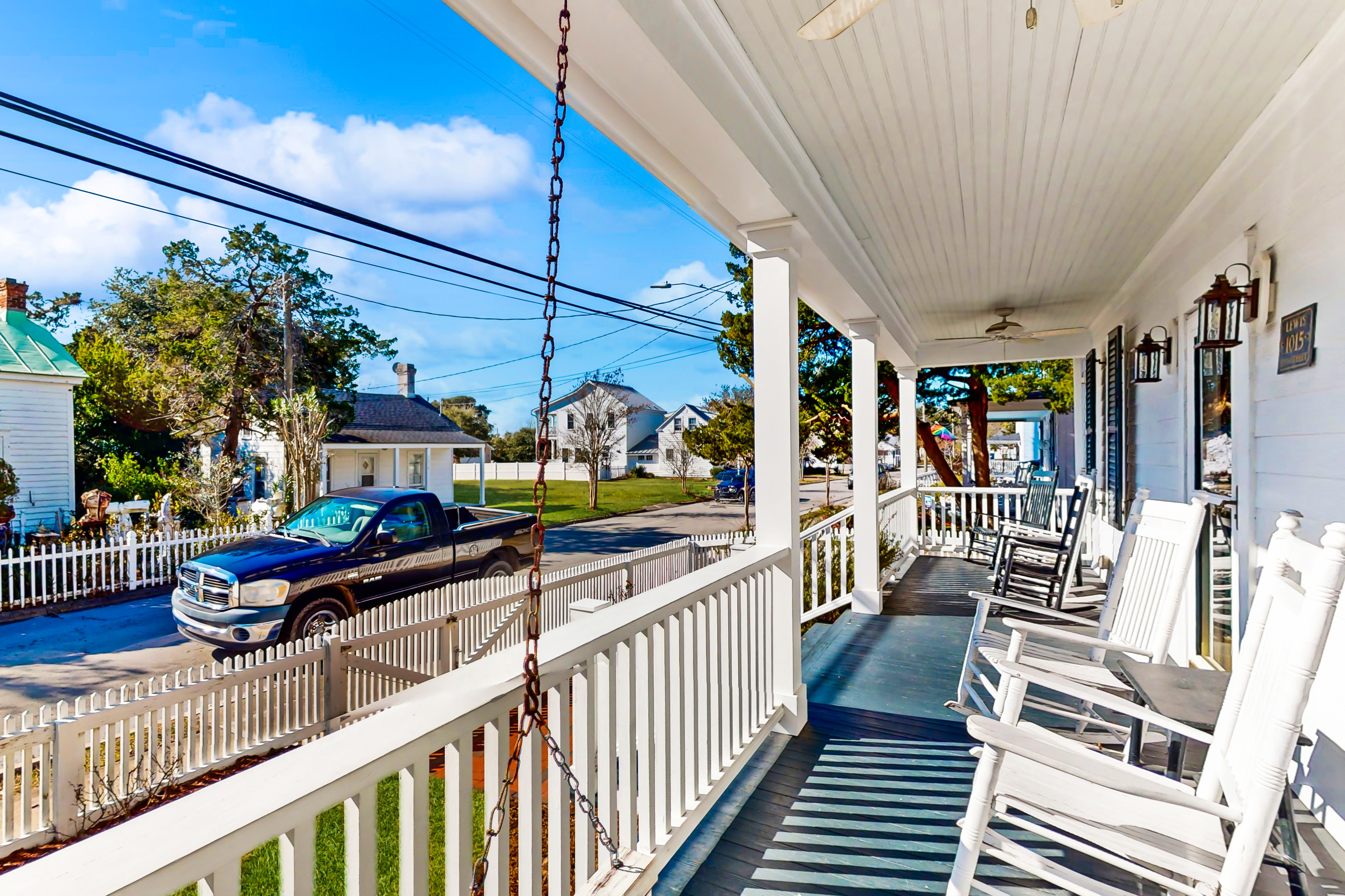 Historic downtown home with porch, backyard & prime location - dog-friendly