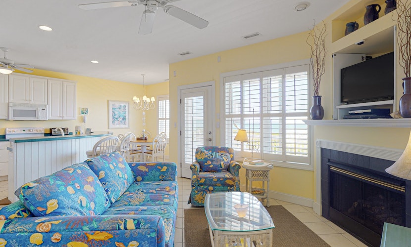 Oceanfront, 1st-Floor Condo with Deck, Ocean Views, WiFi, W/D & Shared Pool