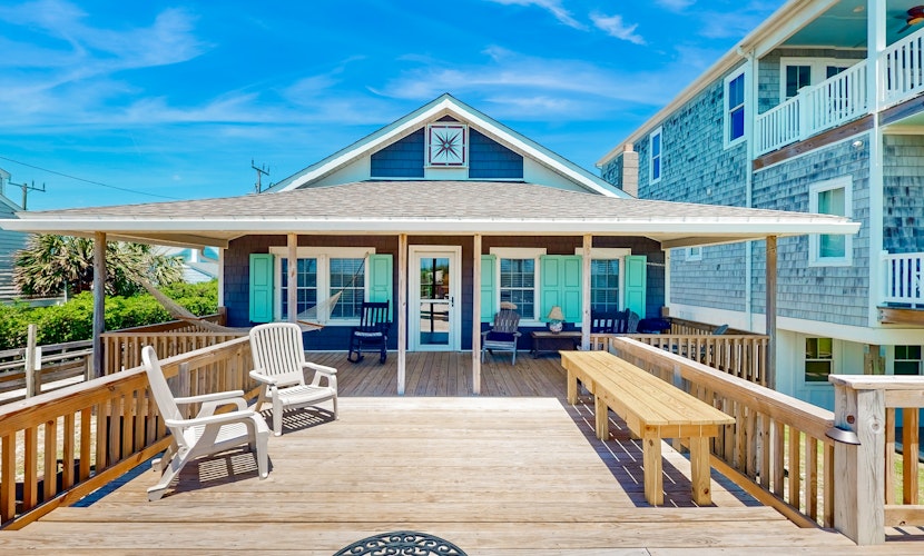 Fields Cottage: Dog-Friendly Oceanfront beach cottage with WiFi & deck - walk to activities