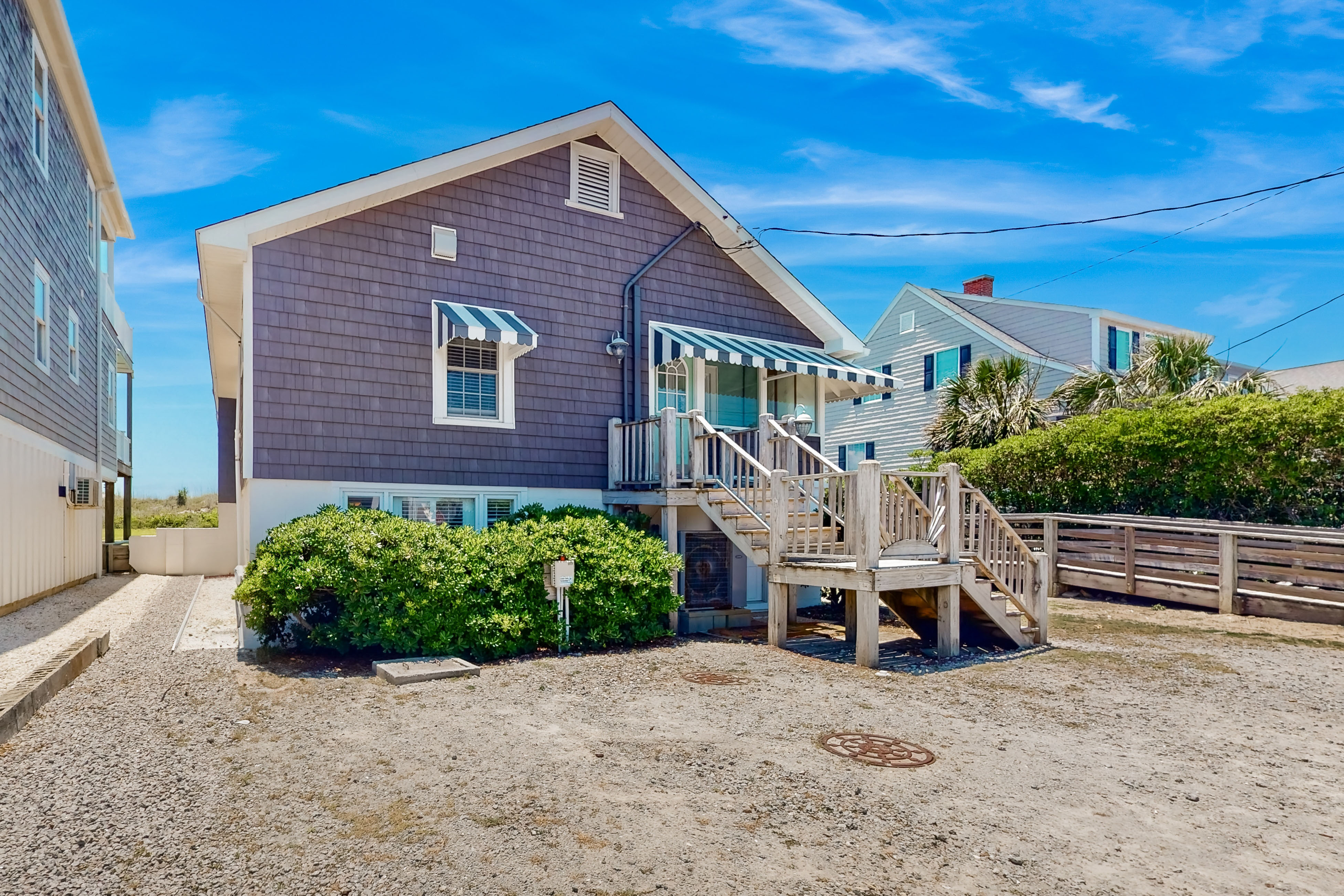 Fields Cottage: Dog-Friendly Oceanfront beach cottage with WiFi & deck - walk to activities