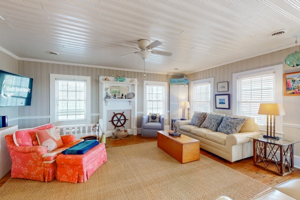 Fields Cottage: Dog-Friendly Oceanfront beach cottage with WiFi & deck - walk to activities