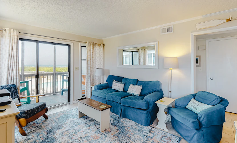 First-floor, oceanfront condo with great pool view, balconies, WiFi, shared pool