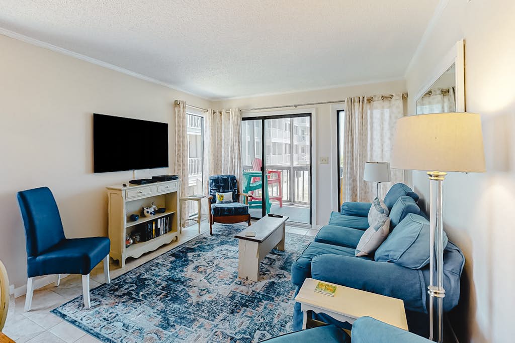 First-floor, oceanfront condo with great pool view, balconies, WiFi, shared pool