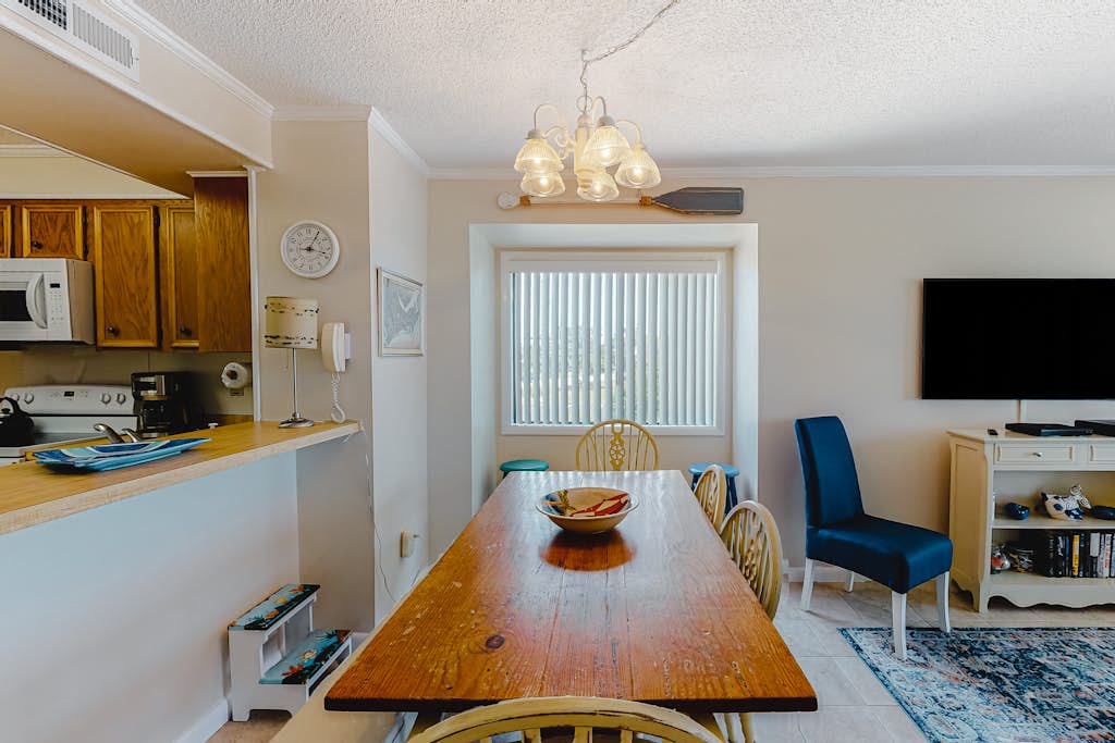First-floor, oceanfront condo with great pool view, balconies, WiFi, shared pool